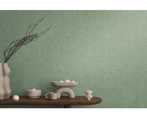 Dekoratívna zelená vliesová tapeta v obývacej izbe s dekoráciou stola