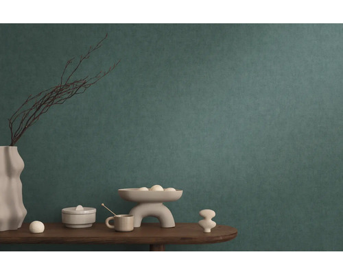 Dekoratívna scéna zátišia s vázou, miskou, šálkou a dózou na stole