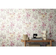 Kvetinová tapeta s kvetinovým vzorom v interiéri