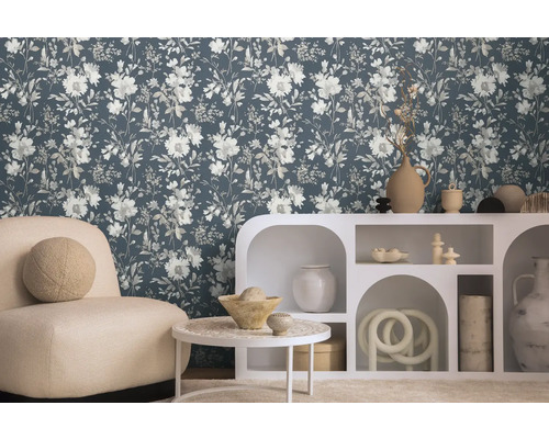 Obývacia izba s kvetinovou tapetou, kreslom a bielou policou