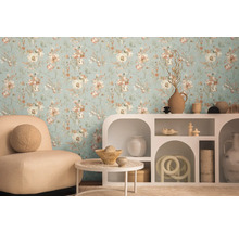 Obývacia izba s kvetinovou tapetou, kreslom a dekoratívnou policou