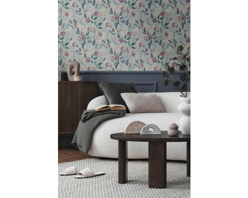 Obývacia izba s kvetinovou tapetou, pohovkou, stolom a dekoráciami pre útulnú atmosféru.