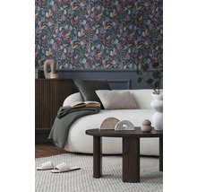 Obývacia izba so vzorovanou tapetou, pohovkou a dreveným stolom