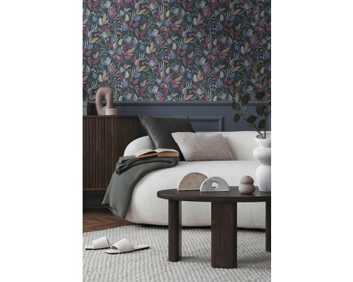 Obývacia izba so vzorovanou tapetou, pohovkou a dreveným stolom