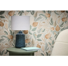 Scéna s tapetou s kvetinovým vzorom, stolnou lampou a knihou na príručnom stolíku