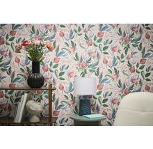 Obývacia izba s kvetinovou tapetou, regálom a lampou pre štýlovú atmosféru.