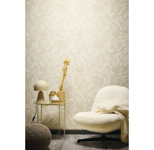 Dekoratívna obývacia izba s kvetinovou tapetou, kreslom a príručným stolíkom.