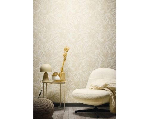 Dekoratívna obývacia izba s kvetinovou tapetou, kreslom a príručným stolíkom.