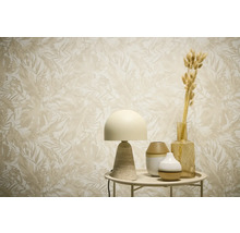 Dekoratívna scéna s tapetou s rastlinným vzorom, lampou a vázami na stole