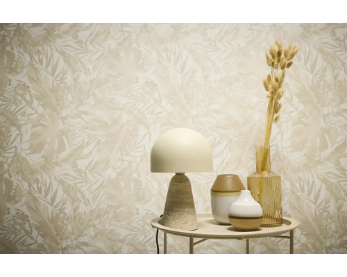 Dekoratívna scéna s tapetou s rastlinným vzorom, lampou a vázami na stole