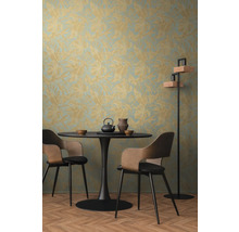 Jedáleň so vzorovanou tapetou, stôl, stoličky a stojacia lampa