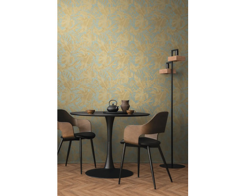Jedáleň so vzorovanou tapetou, stôl, stoličky a stojacia lampa