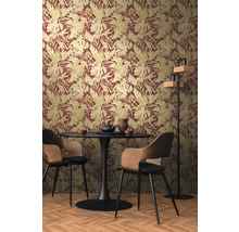 Jedáleň s jedálenským stolom a tapetou so vzorom listov