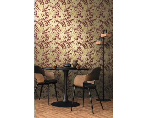 Jedáleň s jedálenským stolom a tapetou so vzorom listov