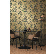 Jedáleň s tapetou s tropickými listami, jedálenským stolom a stoličkami.