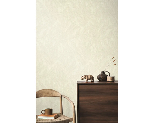 Vzorovaná tapeta v obývacej izbe s dreveným nábytkom a dekoráciami