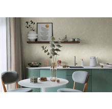 Svetlá miestnosť s jedálenským stolom, stoličkami a kuchynským kútom pod tapetou