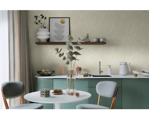 Svetlá miestnosť s jedálenským stolom, stoličkami a kuchynským kútom pod tapetou