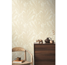 Izba s tapetou so vzorom listov, drevenou stoličkou a tmavou drevenou skrinkou.