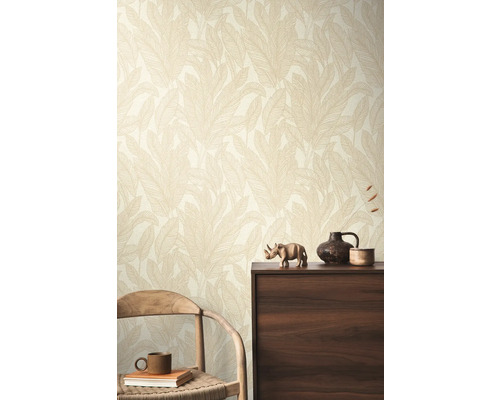 Izba s tapetou so vzorom listov, drevenou stoličkou a tmavou drevenou skrinkou.