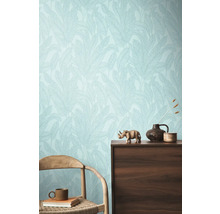 Interiér s kvetinovou tapetou, komodou a stoličkou