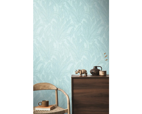 Interiér s kvetinovou tapetou, komodou a stoličkou