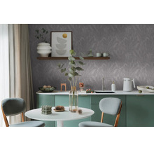 Moderná kuchyňa so sivou tapetou s listami, jedálenským stolom a zelenými skrinkami.