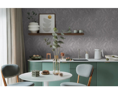 Moderná kuchyňa so sivou tapetou s listami, jedálenským stolom a zelenými skrinkami.