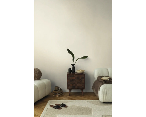 Obývacia izba s pohovkou, kobercom a príručným stolíkom s dekoráciami