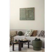 Obývacia izba s pohovkou, vankúšmi, konferenčným stolíkom a nástennou maľbou