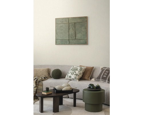 Obývacia izba s pohovkou, vankúšmi, konferenčným stolíkom a nástennou maľbou