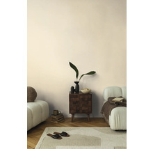 Obývacia izba s kobercom, pohovkou a drevenou komodou