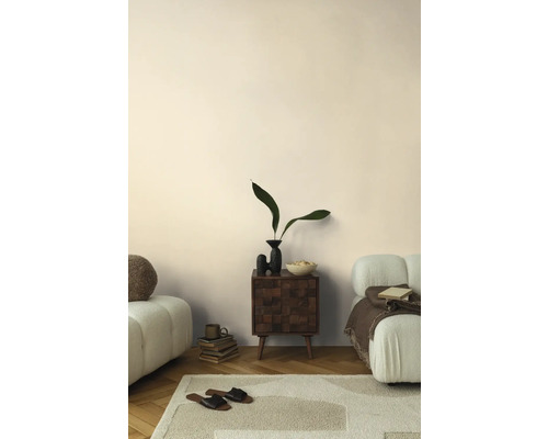 Obývacia izba s kobercom, pohovkou a drevenou komodou