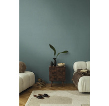 Útulný obývací pokoj s pohovkou, kobercom a nočným stolíkom