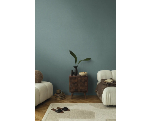 Útulný obývací pokoj s pohovkou, kobercom a nočným stolíkom