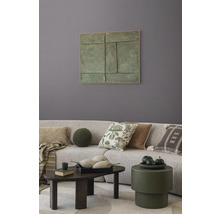 Obývacia izba s pohovkou, vankúšmi, stolom a nástennou dekoráciou