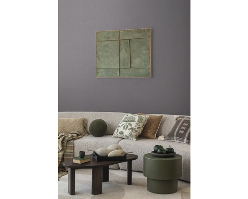 Obývacia izba s pohovkou, vankúšmi, stolom a nástennou dekoráciou