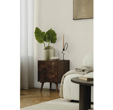 Obývacia izba s drevenou komodou, rastlinou a svietnikom