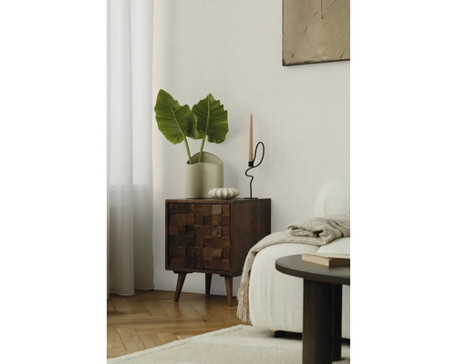 Obývacia izba s drevenou komodou, rastlinou a svietnikom