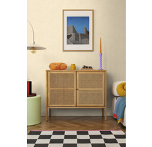 Obývacia izba s komodou, dekoráciou a šachovnicovým kobercom