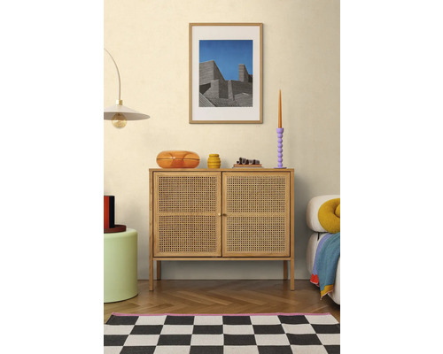 Obývacia izba s komodou, dekoráciou a šachovnicovým kobercom