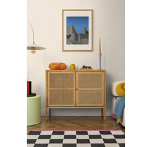 Obývacia izba s drevenou komodou, lampou a dekoráciou