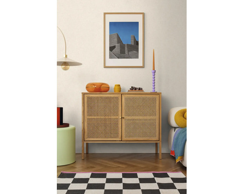 Obývacia izba s drevenou komodou, lampou a dekoráciou