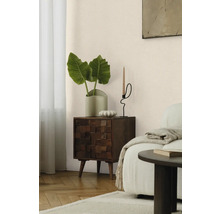 Dekoratívna izba s dreveným nočným stolíkom, izbovou rastlinou a svietnikom