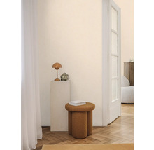 Scéna s lampou na stĺpe a malou stoličkou v svetlej miestnosti