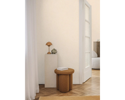 Scéna s lampou na stĺpe a malou stoličkou v svetlej miestnosti