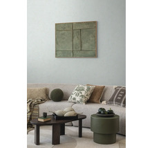 Obývacia izba s pohovkou, vankúšmi, konferenčným stolíkom a nástennou dekoráciou pre útulnú atmosféru