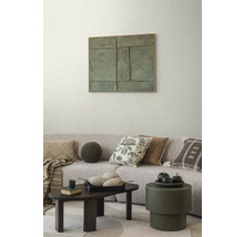 Obývacia izba s pohovkou, vankúšmi, konferenčným stolíkom a umeleckým dielom