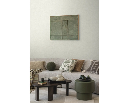 Obývacia izba s pohovkou, vankúšmi, konferenčným stolíkom a umeleckým dielom