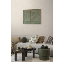 Obývacia izba s pohovkou, vankúšmi, stolom a nástennou dekoráciou pre štýlový interiér